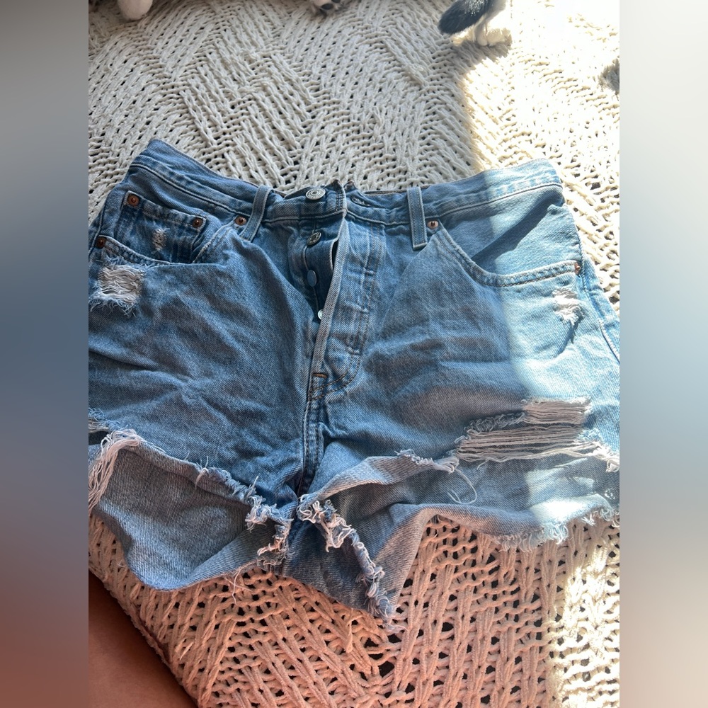levi’s high waisted denim shorts. size 28